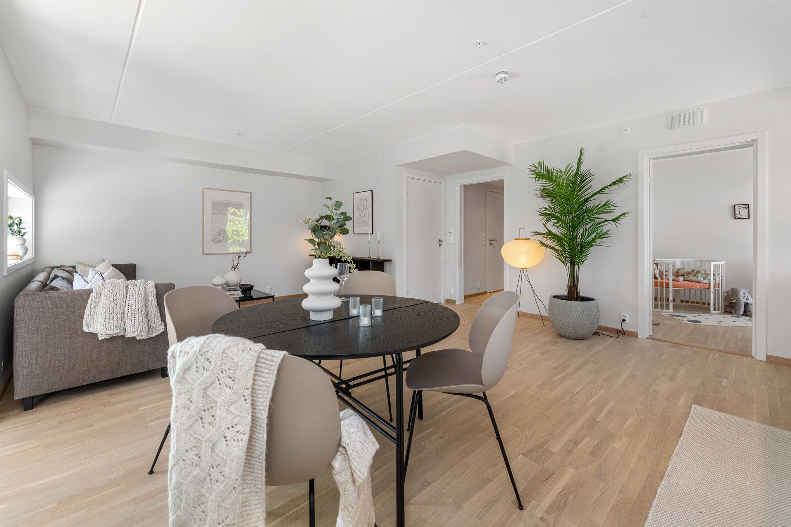 Leiligheten har en åpen stue- og kjøkkenløsning. Galleribilde