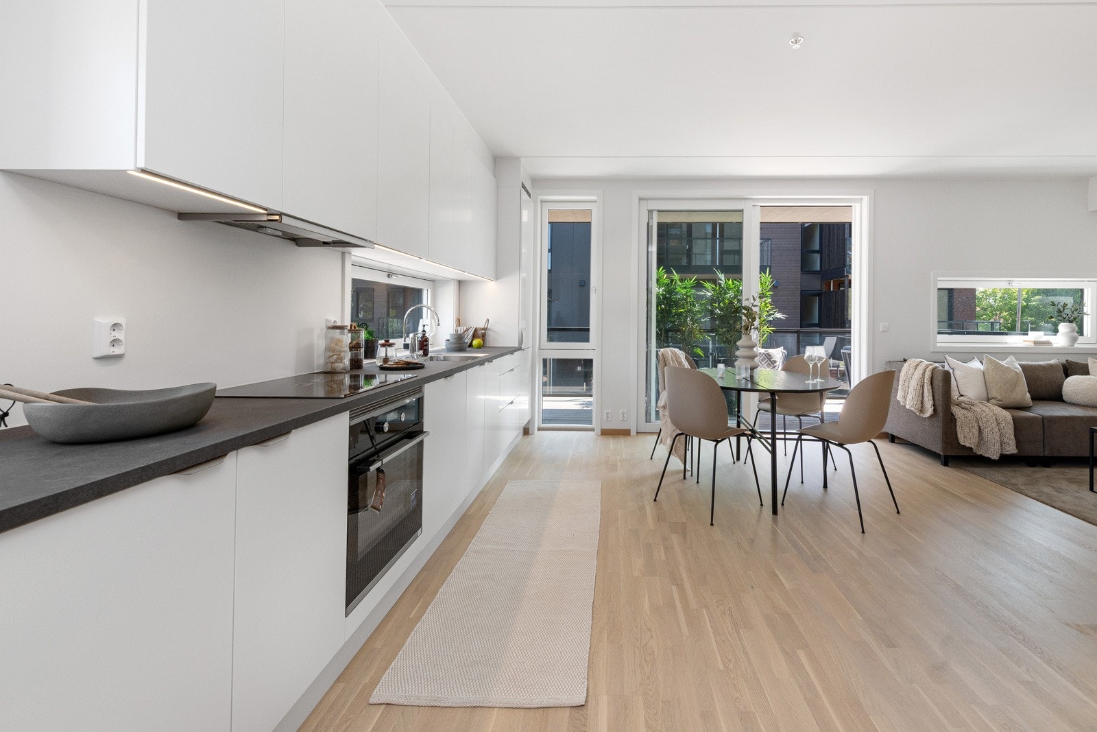 Leiligheten har en hjørnebeliggenhet som gir innslipp av lys fra to sider av bygget. Galleribilde