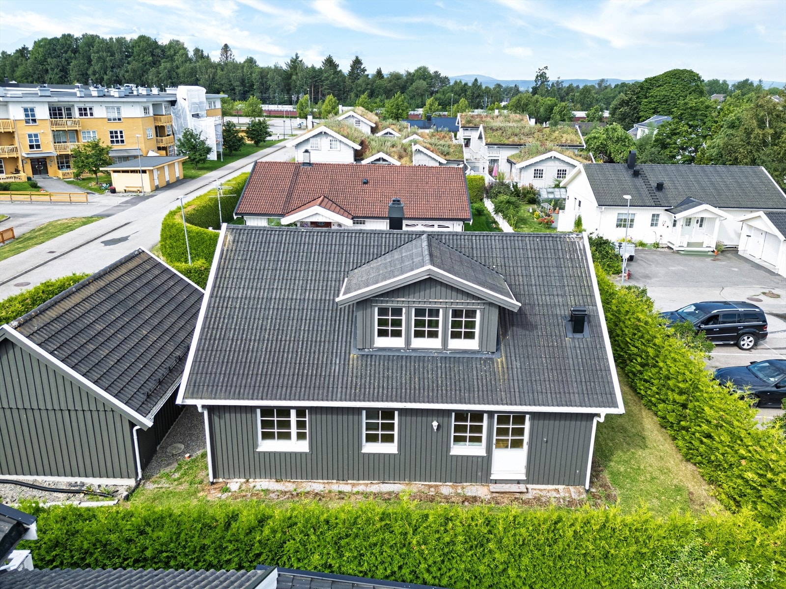 Oversiktlig tomt med privat hage og kort vei til både skole og barnehage. Galleribilde