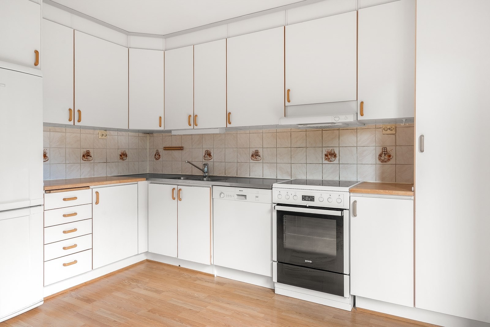 Funksjonell kjøkkeninnredning med glatte fronter og god benkeflate for matlaging. Galleribilde