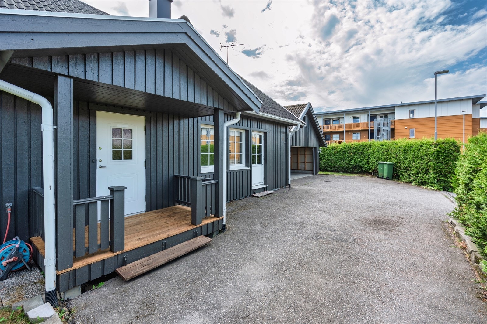 Overbygd terrasse på 3m² ved inngangspartiet gir en lun velkomst til boligen. Galleribilde