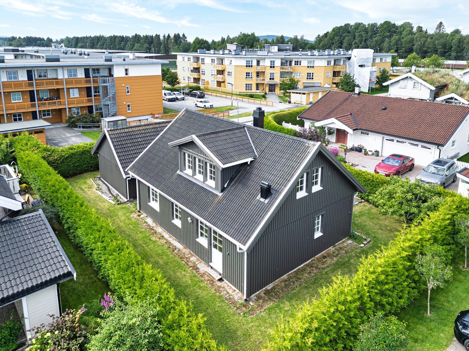 Boligen har et lunt og barnevennlig uteområde, perfekt for sosiale sammenkomster. Galleribilde