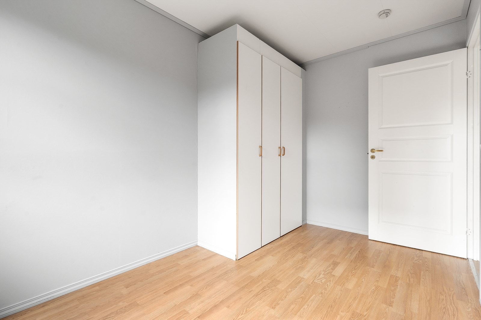 Praktisk garderobeløsning gir ryddig atmosfære og enkel tilgang til klær og tilbehør. Galleribilde