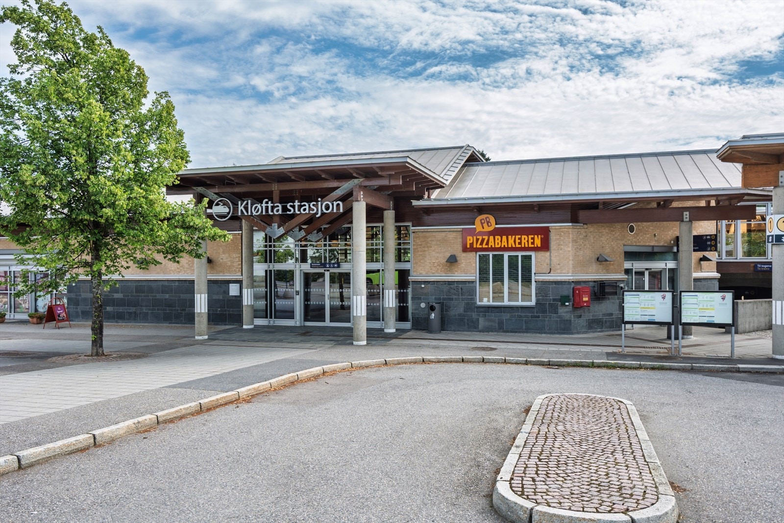 Kløfta stasjon gir deg enkel pendlerhverdag med raske forbindelser til Oslo sentrum og resten av regionen. Galleribilde