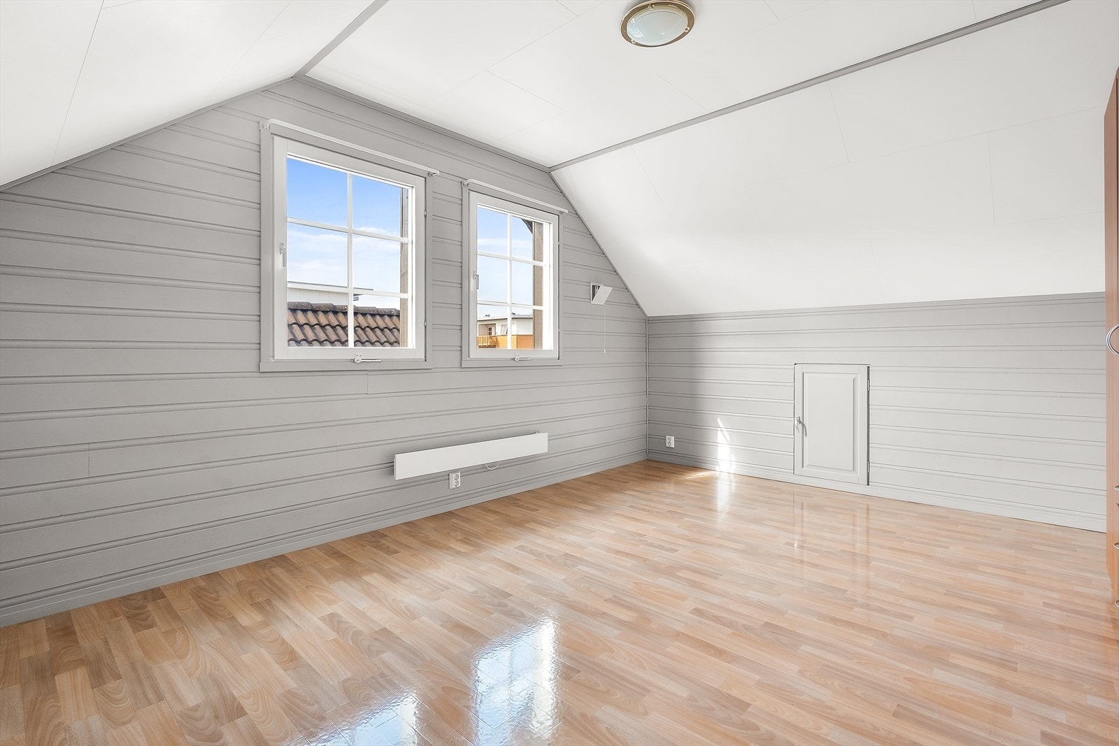 Soverom oppe med skråtak og plass til seng og oppbevaringsmøbler - perfekt for barn eller gjester. Galleribilde