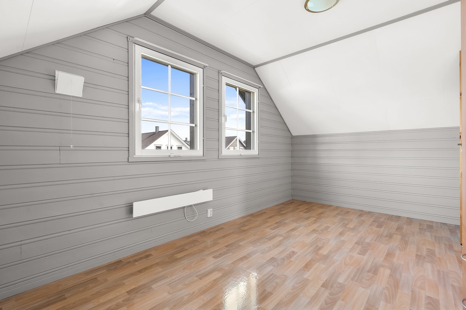 To store vinduer gir soverommet rikelig med dagslys og et behagelig inneklima. Galleribilde