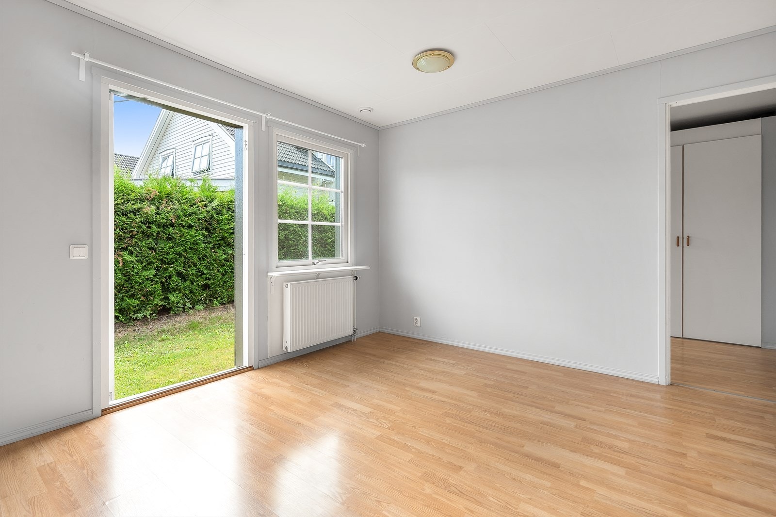 Kjøkkenrommet i første etasje har direkte utgang til hagen - perfekt for rolige morgener. Galleribilde