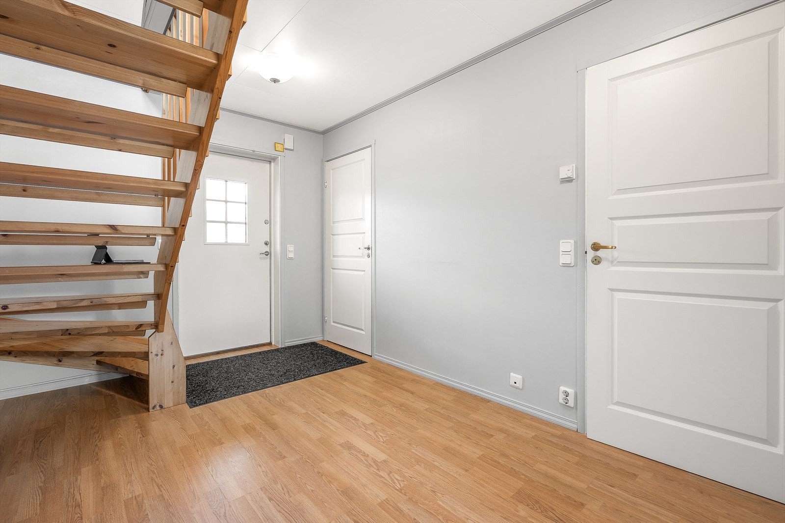 Velkommen inn via en innbydende entré med praktisk garderobeplass og åpen trappeløsning. Galleribilde