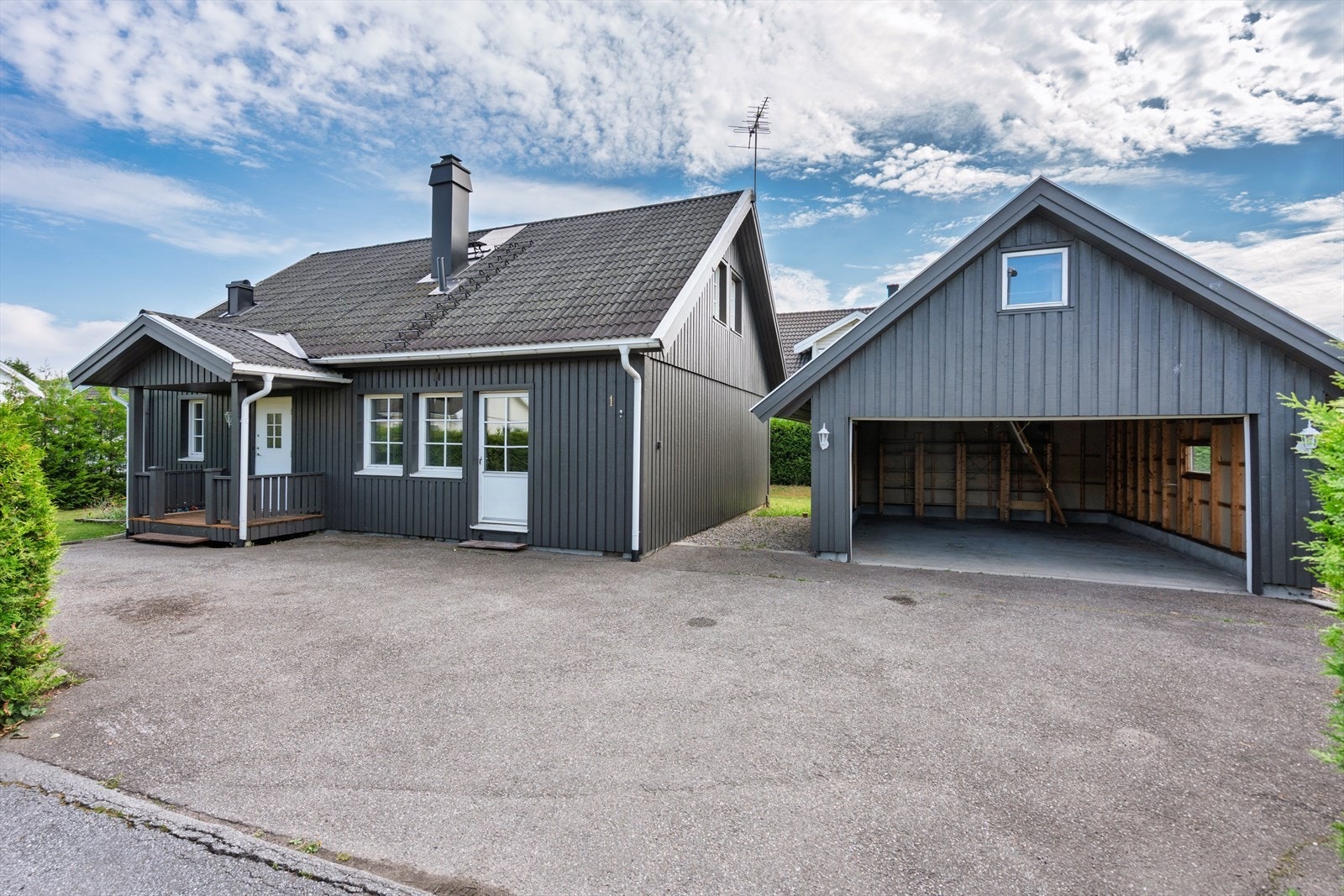 Klassisk fasade med trekledning, saltak og romslig garasje med lagringsloft på ca. 20m². Galleribilde