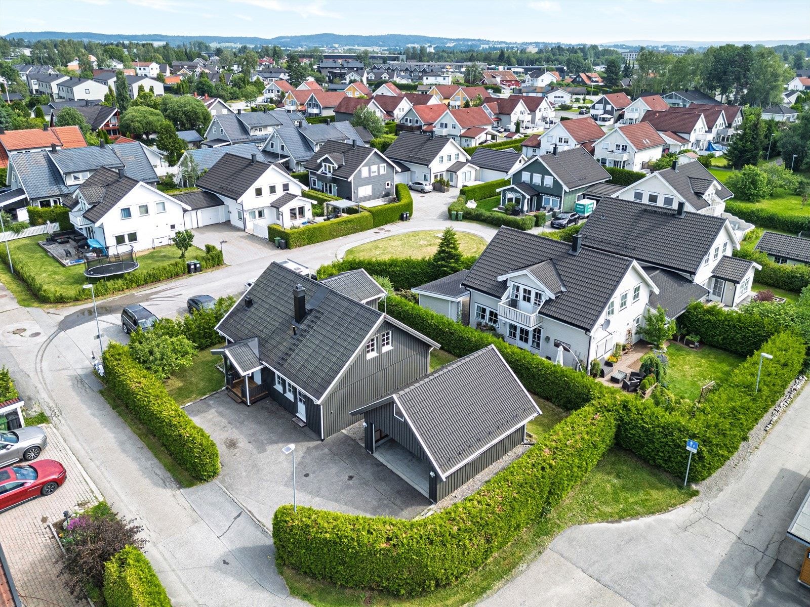 Familievennlig område med kort vei til barnehager, skoler, idrettsanlegg og Kløfta stasjon for enkel pendling. Galleribilde