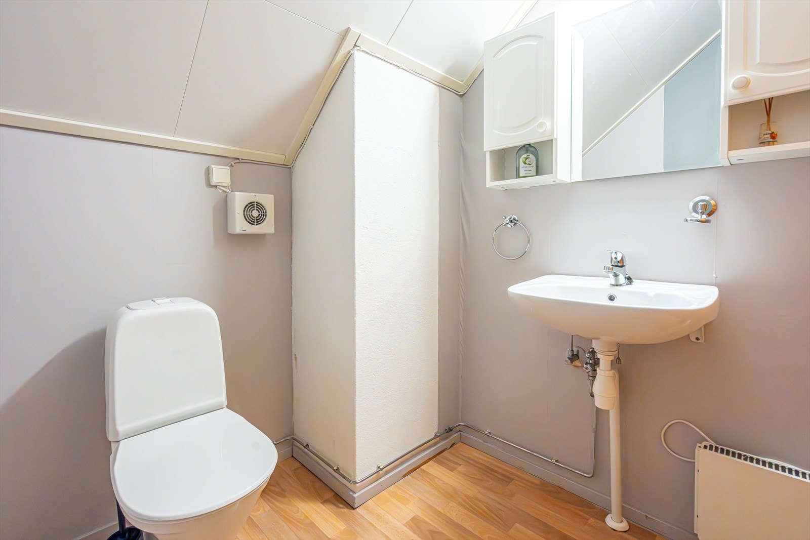 Toalettrom i andre etasje med servant og elektrisk avtrekksvifte for ekstra komfort. Galleribilde