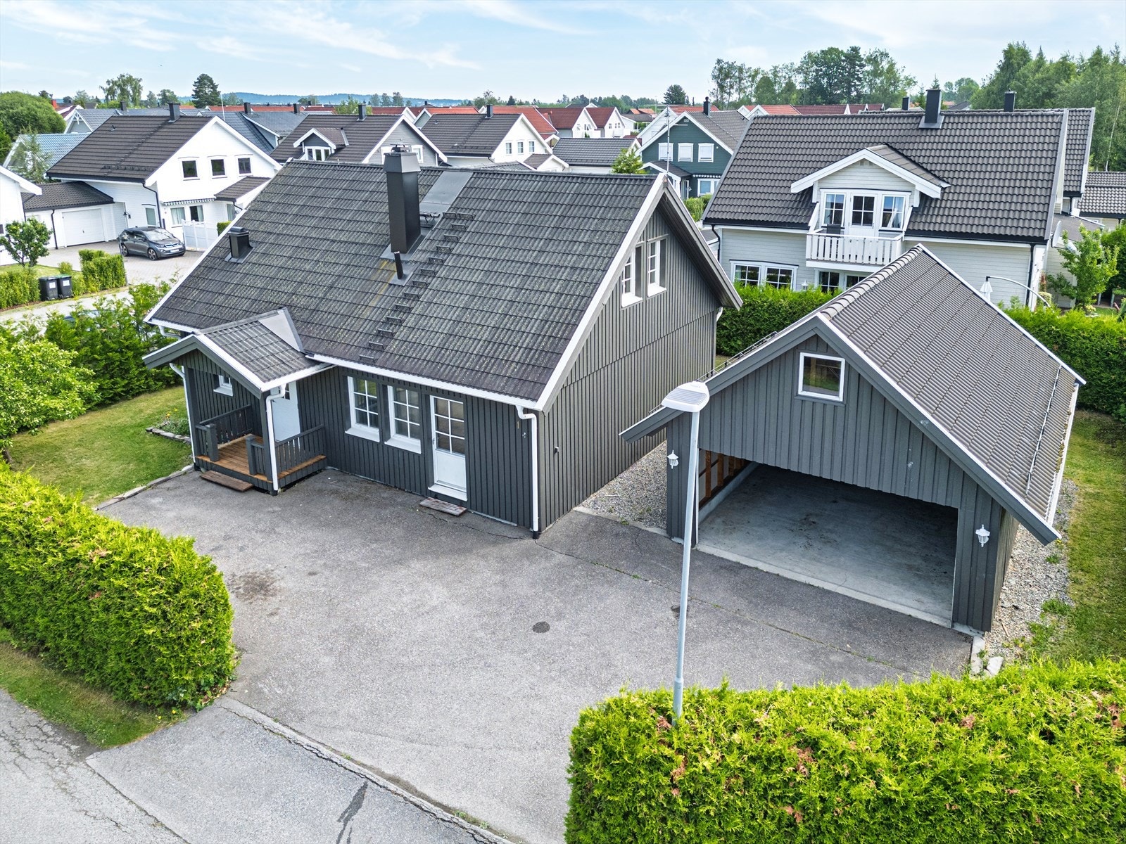 Awet Tella v/ EiendomsMegler 1 har gleden av å presentere Bjerkejordet 1 | Enebolig med klassisk saltak og romslig garasje på 33m² for komfortabel parkering. Galleribilde