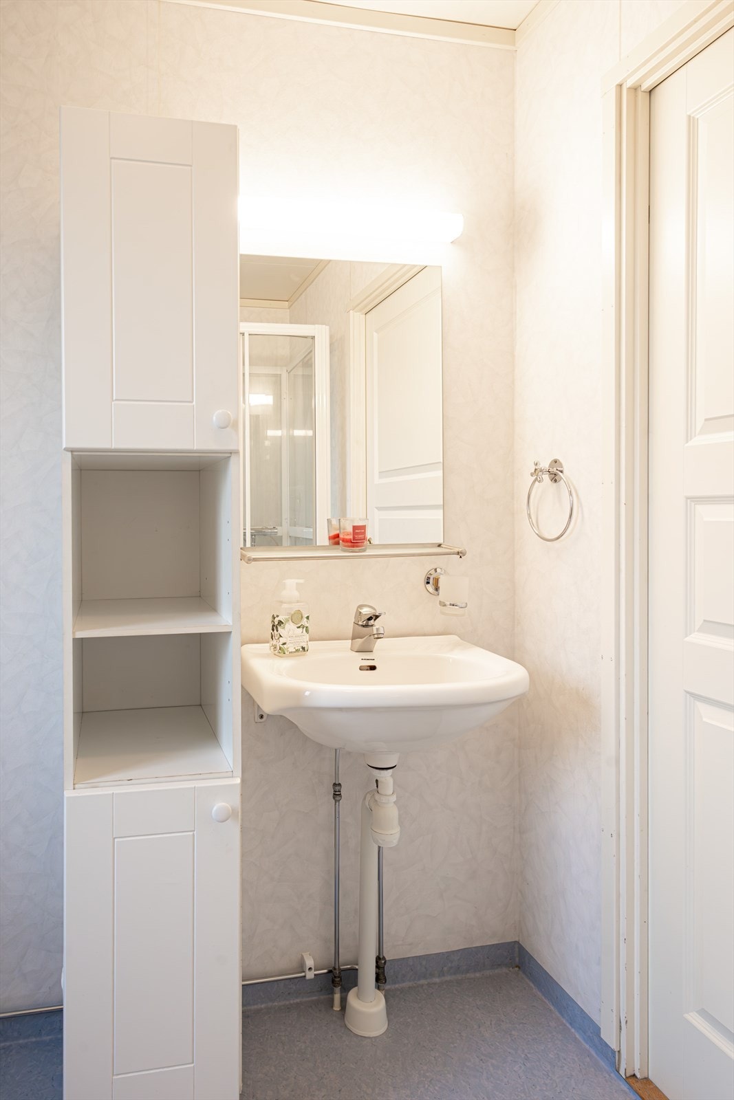 Servantskap med profilerte fronter og godt med lagringsplass for baderomsartikler. Galleribilde