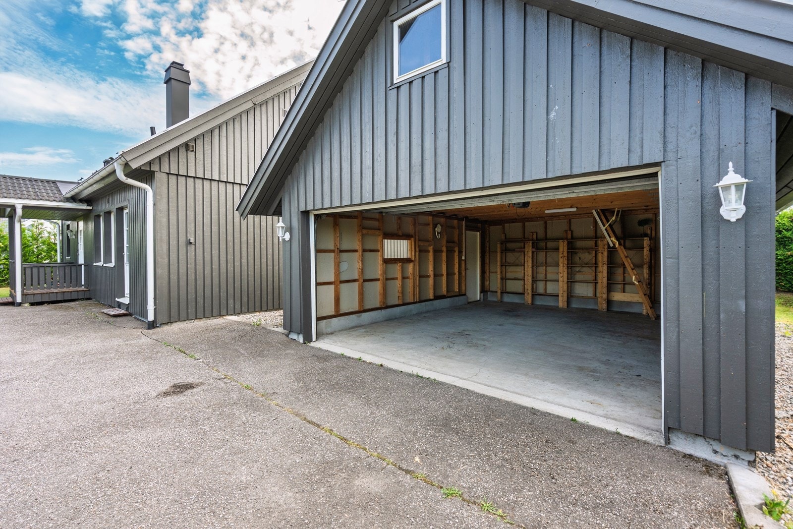 Garasjen har god plass til to biler og direkte tilkomst til lagringsloft for ekstra oppbevaring. Galleribilde