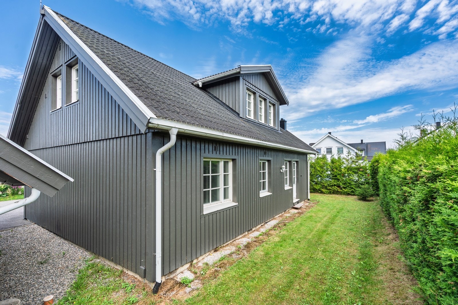 Velholdt hage gir mulighet for lek, rekreasjon og hyggelige dager utendørs. Galleribilde