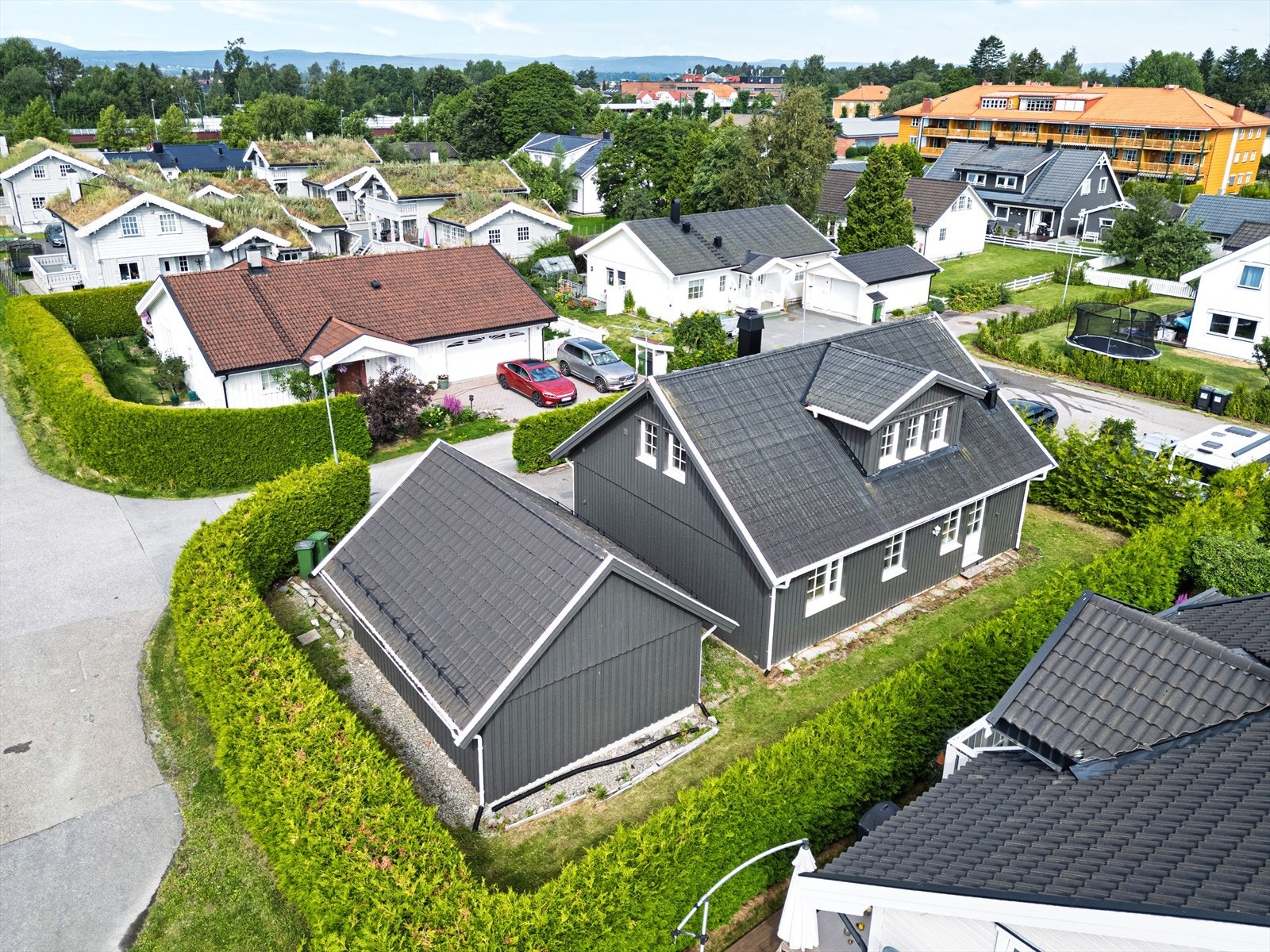Eiendommen ligger skjermet til med innbydende hage og gode solforhold gjennom dagen. Galleribilde
