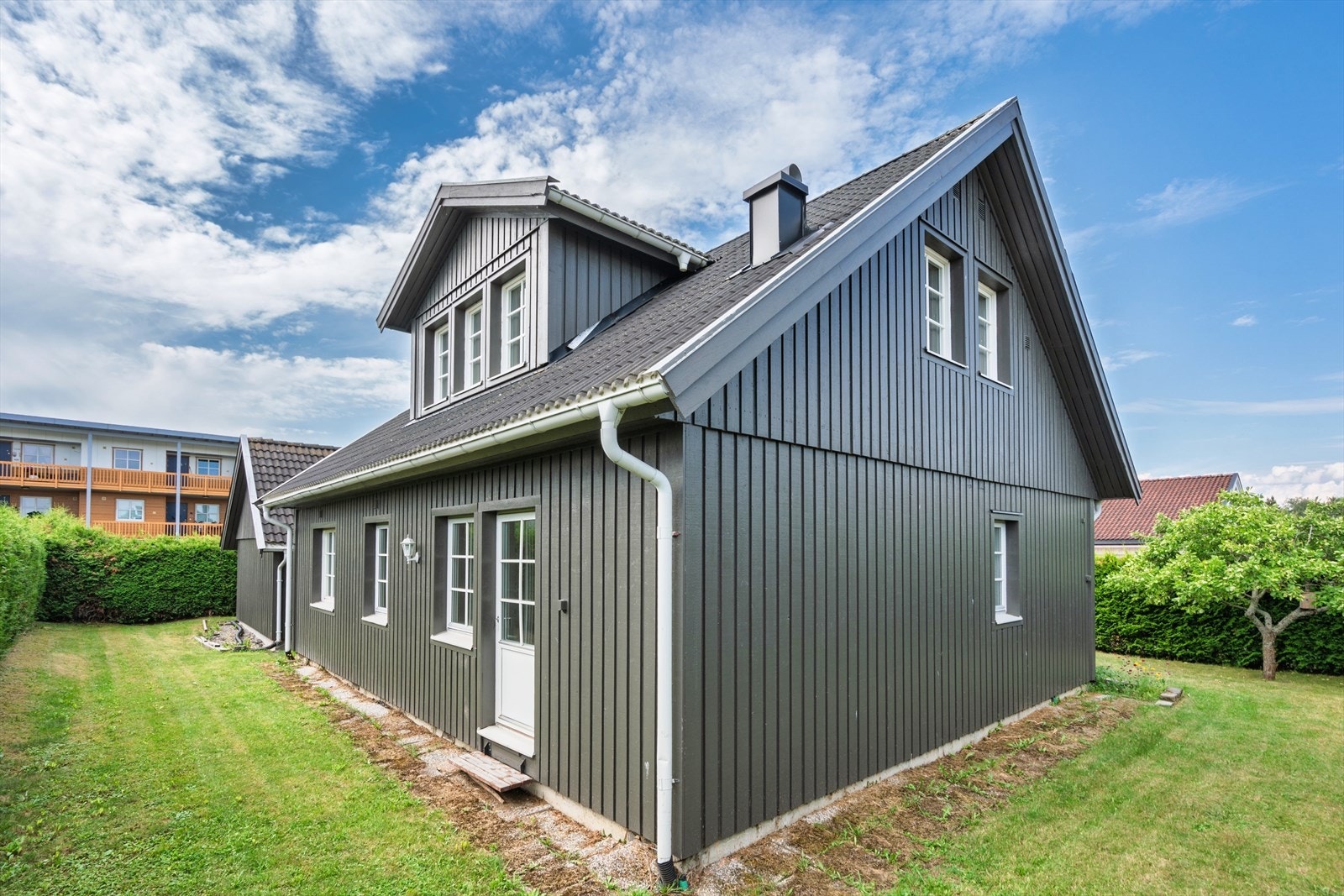 Tomten er pent innrammet av hekk og har gode uteområder rundt hele boligen. Galleribilde