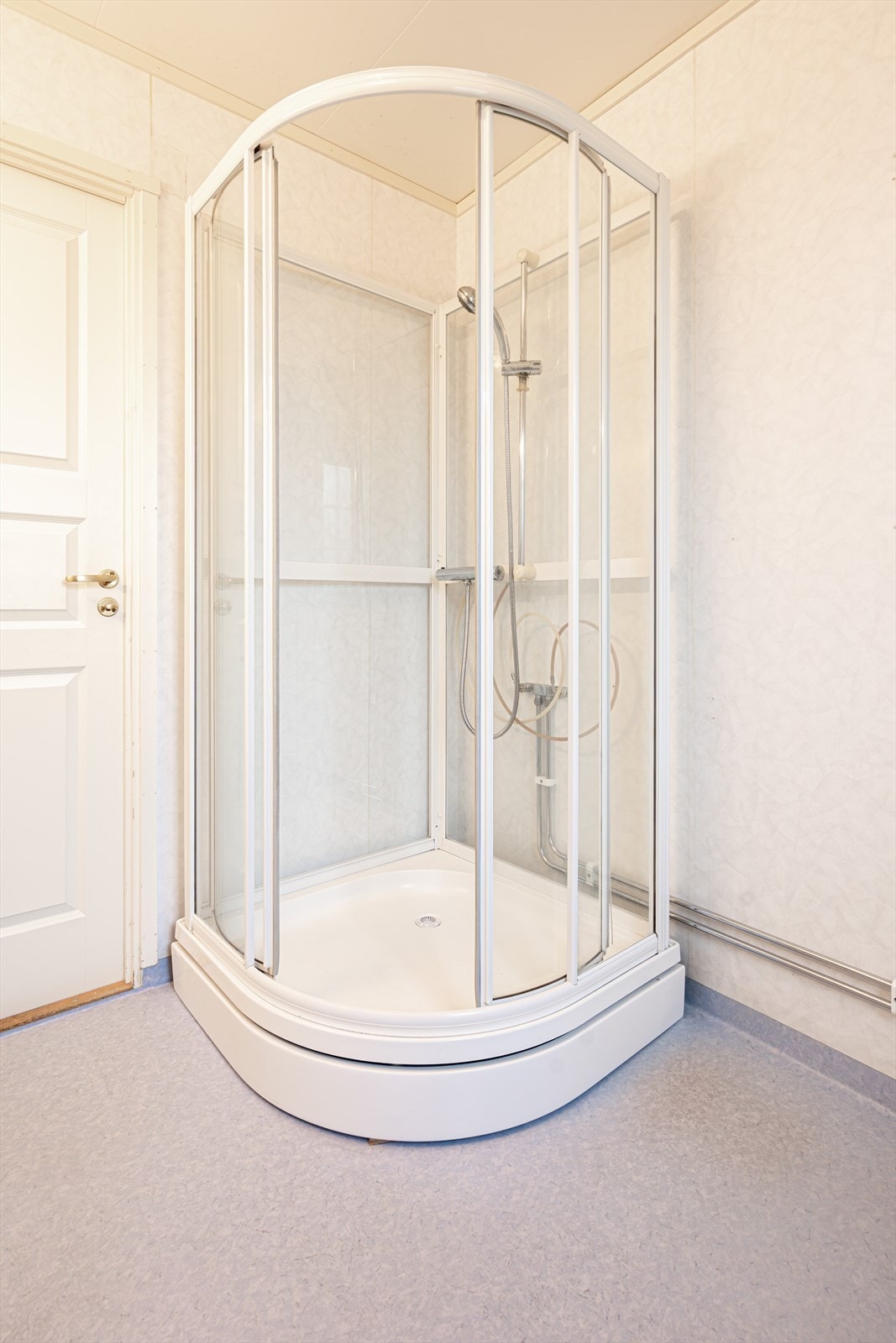 Dusjkabinett med lettstelte overflater og funksjonell plassering for effektiv bruk av badet. Galleribilde