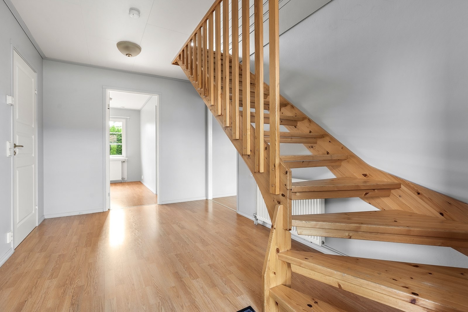 Åpen trappeløsning i tre gir et varmt uttrykk og binder etasjene elegant sammen. Galleribilde