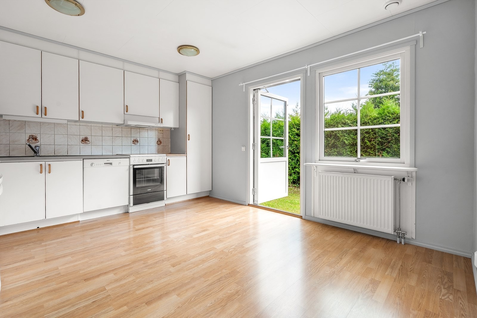 Kjøkkenet byr på god arbeidsflate og direkte utgang til hagen for enkel servering utendørs. Galleribilde