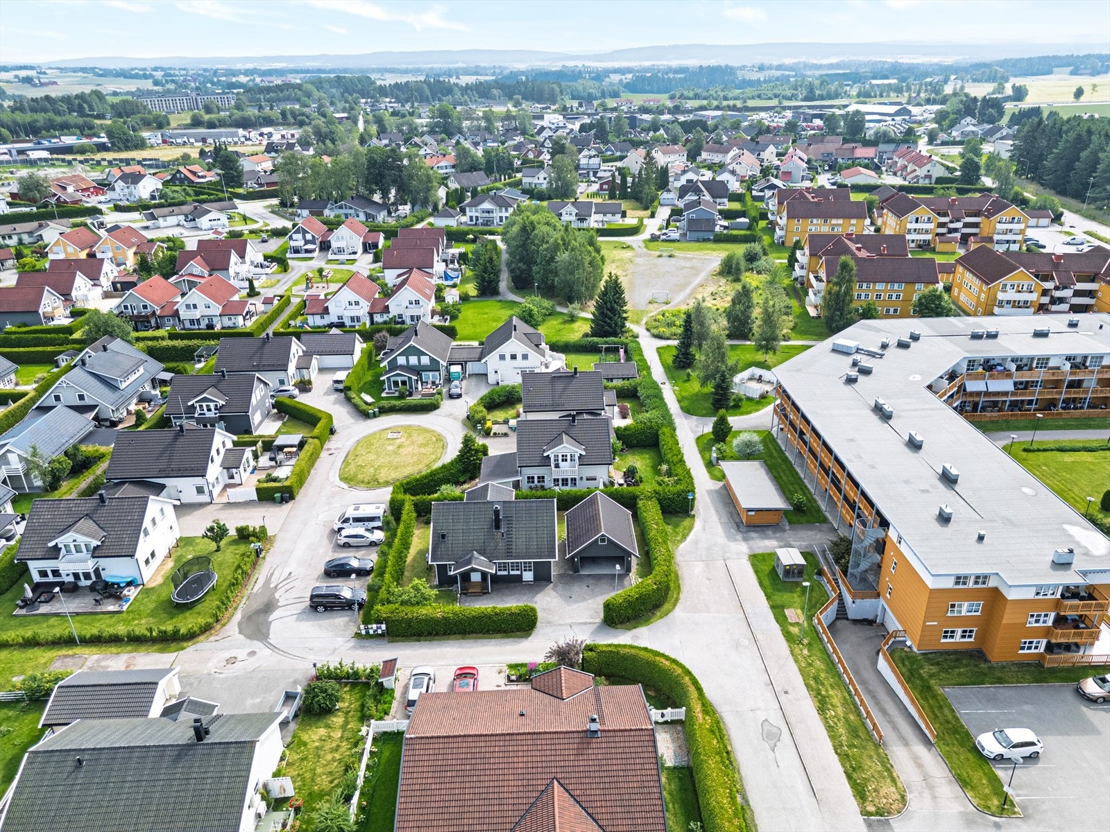 Sentralt beliggende i et rolig og familievennlig nabolag på Kløfta, med nærhet til skoler, barnehager og Kiwi Kløfta. Galleribilde