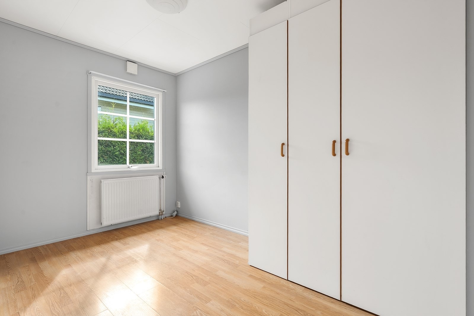 Soverommet har plass til dobbeltseng og innebygd garderobe for organisert oppbevaring. Galleribilde