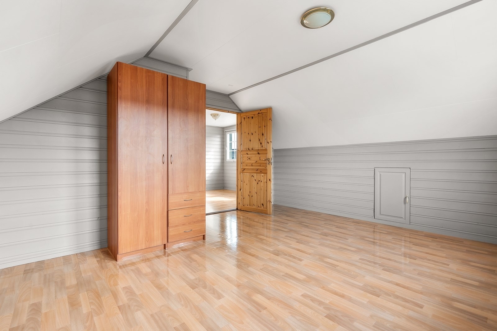 Rommet har plass til garderobeskap og enkel tilgang til fellesareal i andre etasje. Galleribilde