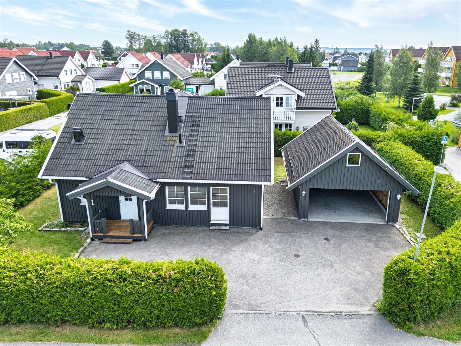 Helhetlig eiendom med romslig gårdsplass, ideell for flere biler og enkel adkomst. Galleribilde