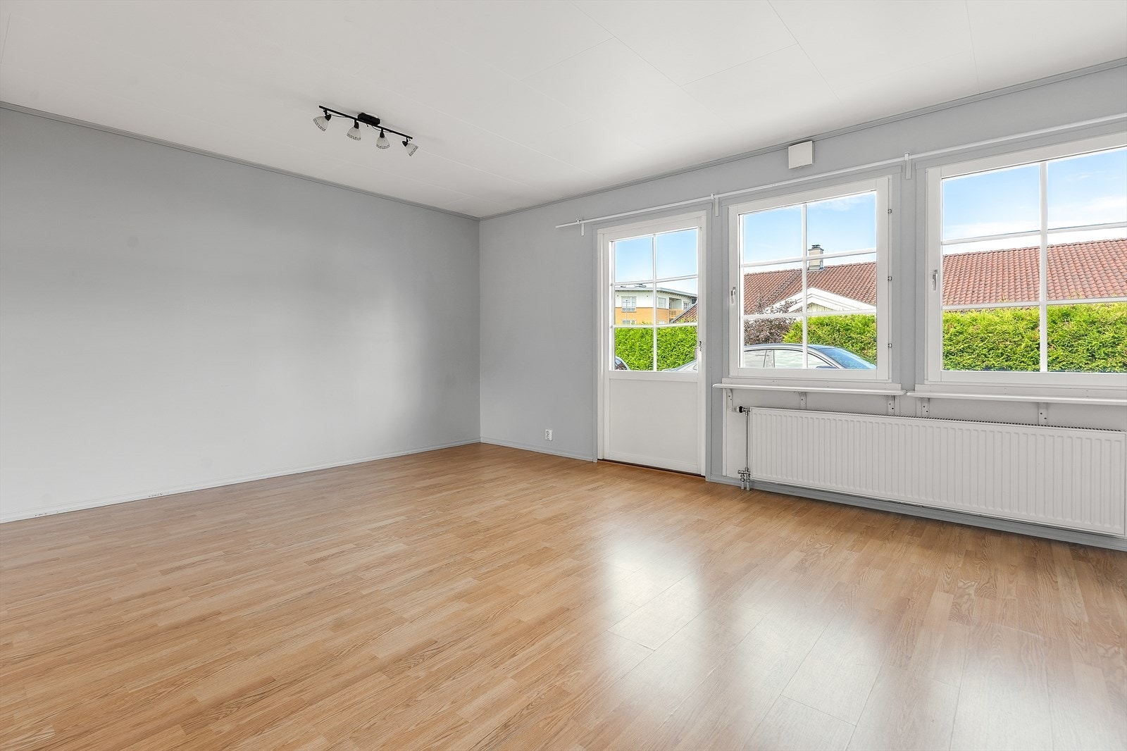 Stuen har gode møbleringsmuligheter og utgang som knytter inne- og uterom sammen. Galleribilde