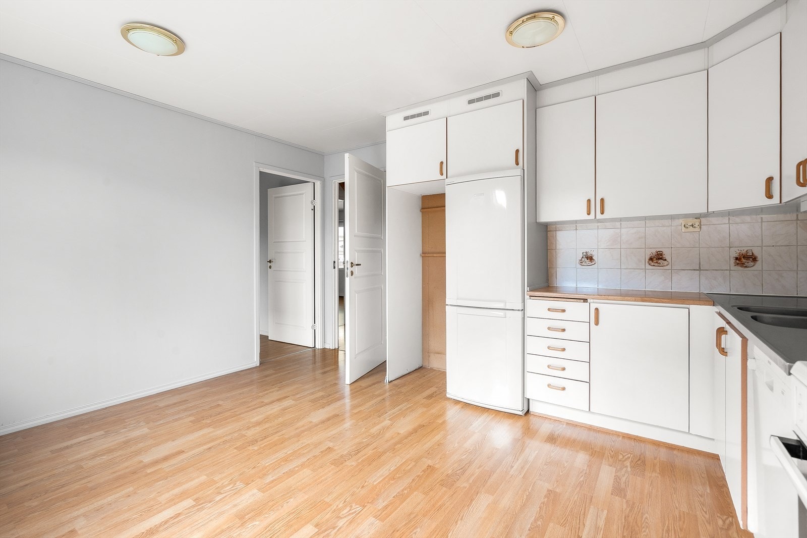 Kjøkkenet har rikelig med skapplass og en praktisk, skjermet plassering mot entré og stue. Galleribilde