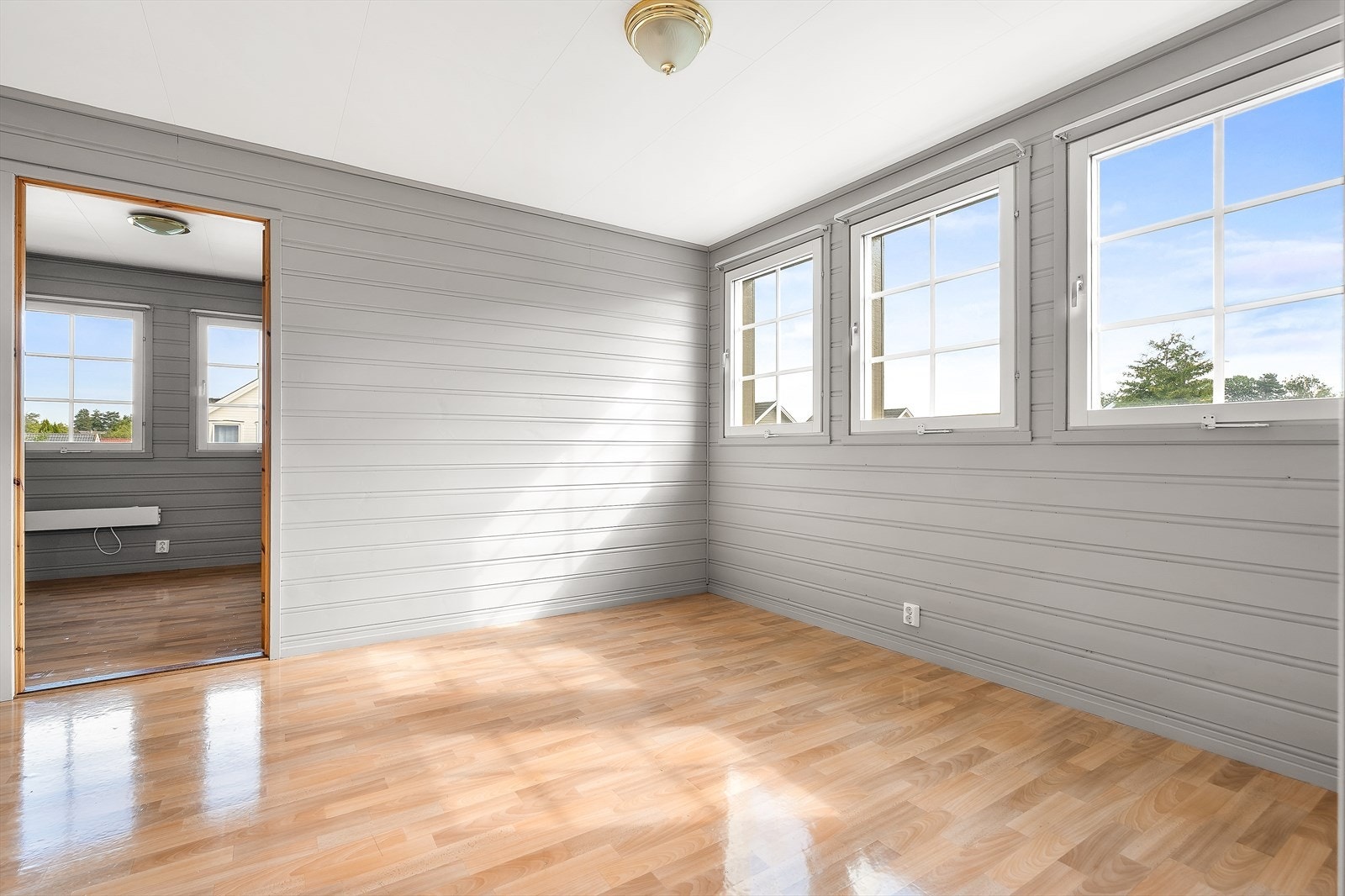 Ekstra stue i andre etasje med flere vinduer og mulighet for skjermet arbeidsplass eller hobbyrom. Galleribilde