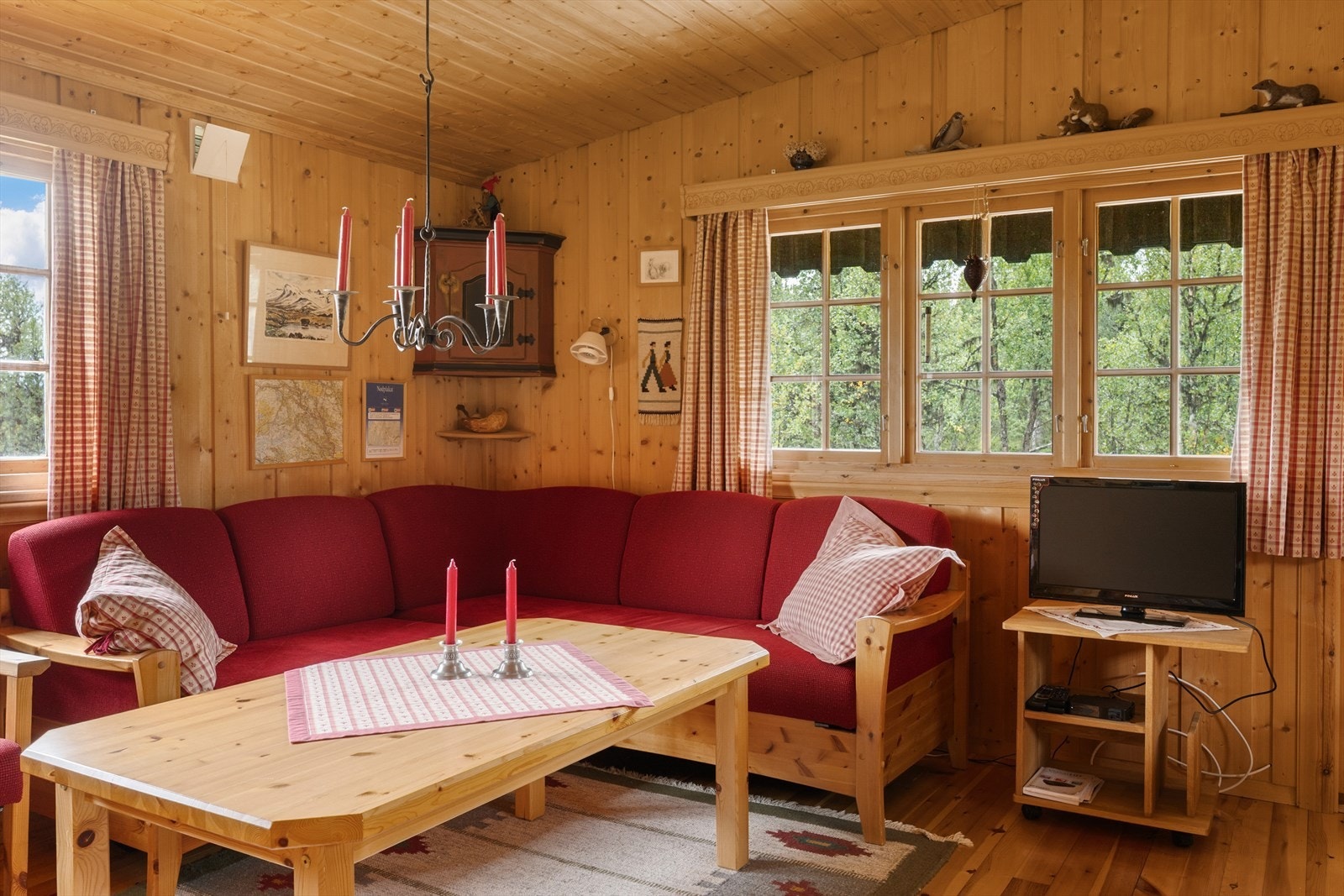 Det er lysinnslipp fra flere kanter og skråhimling gir god romfølelse. Galleribilde