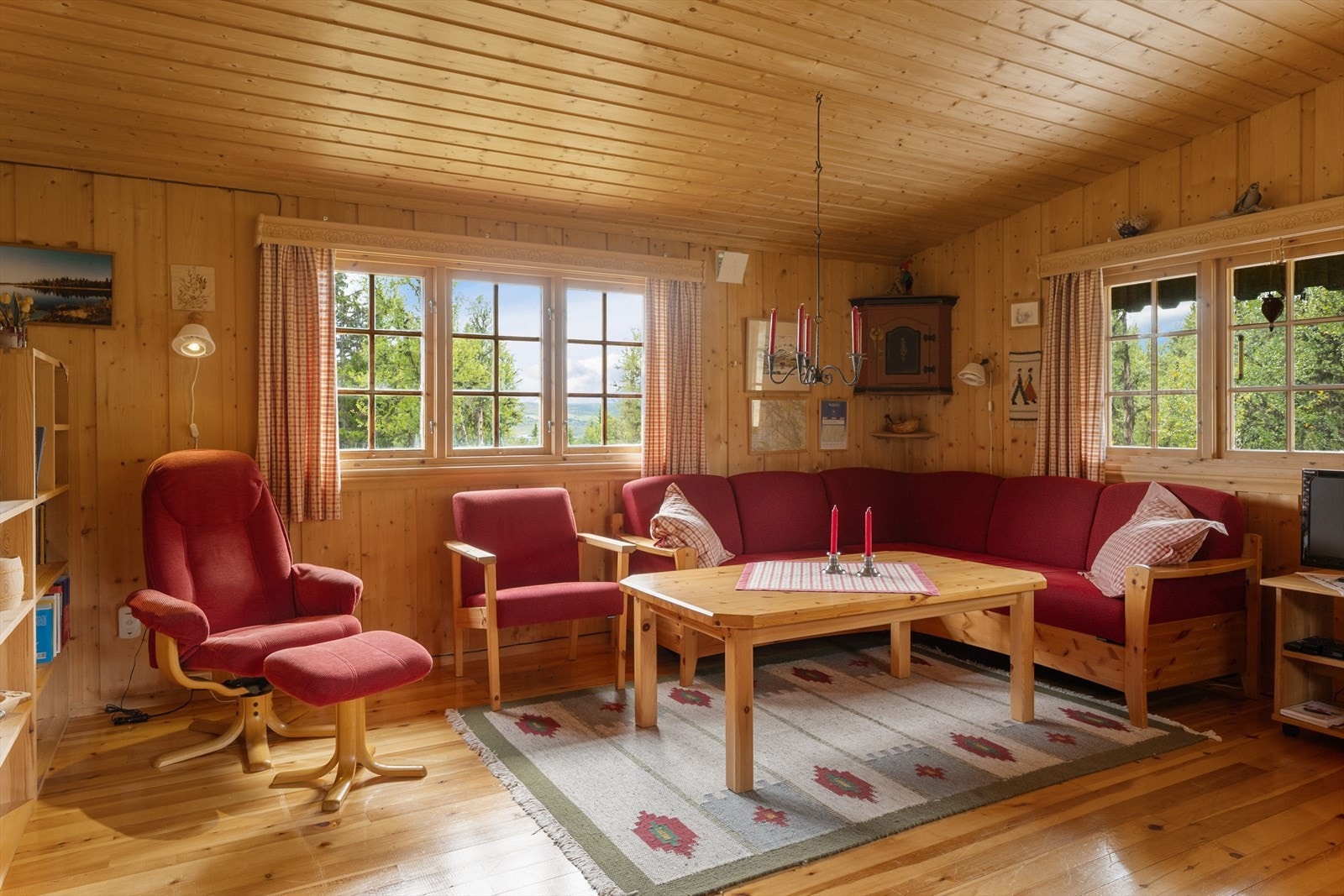 Det er god plass til sofagruppe, lenestoler, spisestue mm. Galleribilde