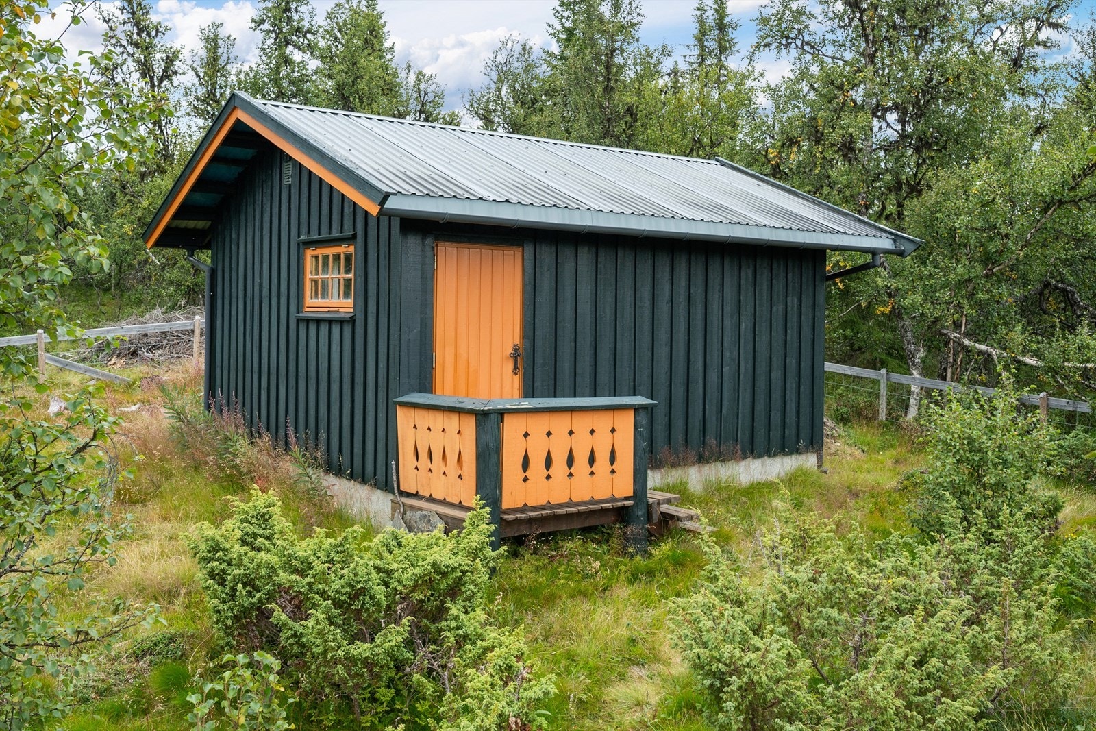 Uthuset har utedo og i tillegg plass til lagring. Galleribilde