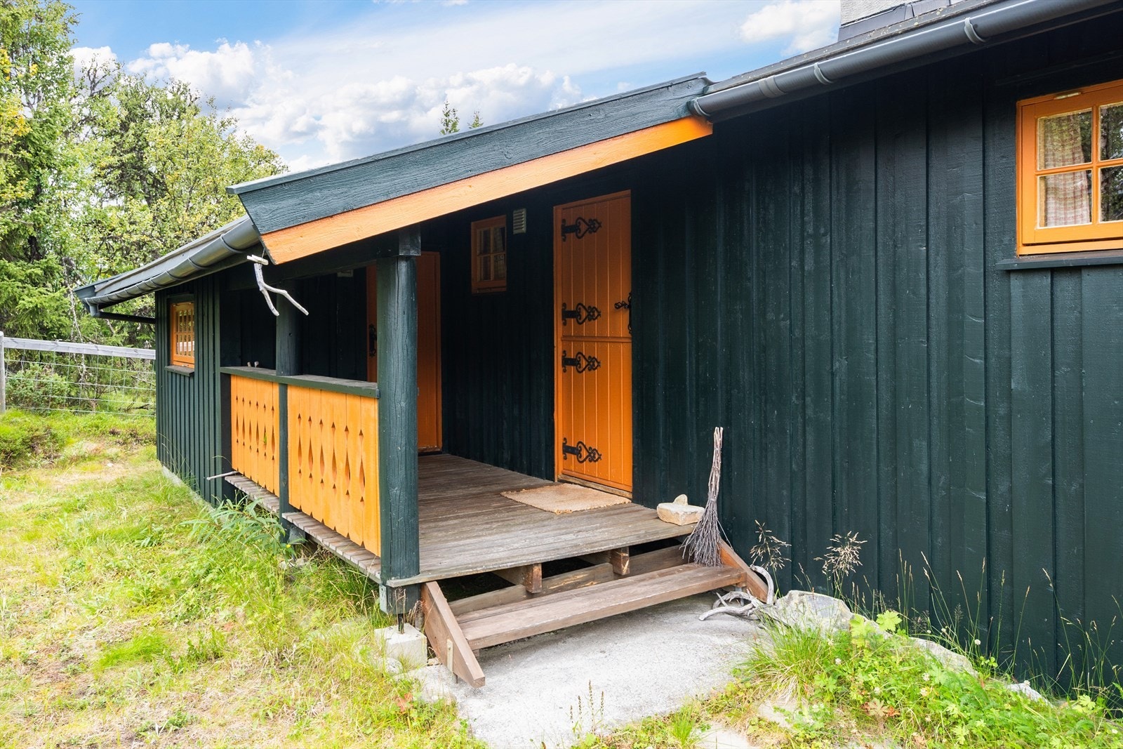 Hytta har et praktisk overbygget inngangsparti. Galleribilde