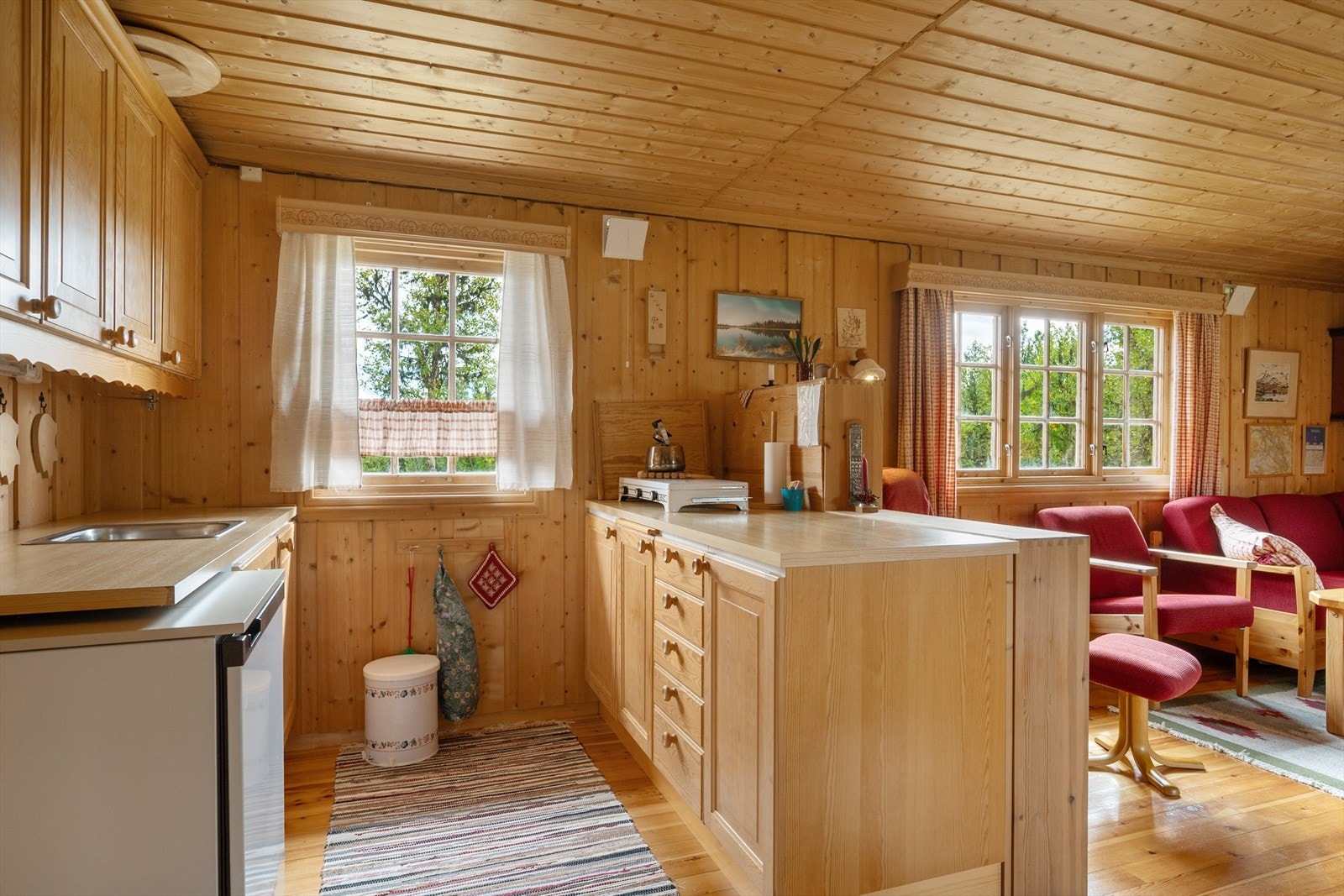 Det er oppbevaringsplass i både skap og skuffer. Galleribilde