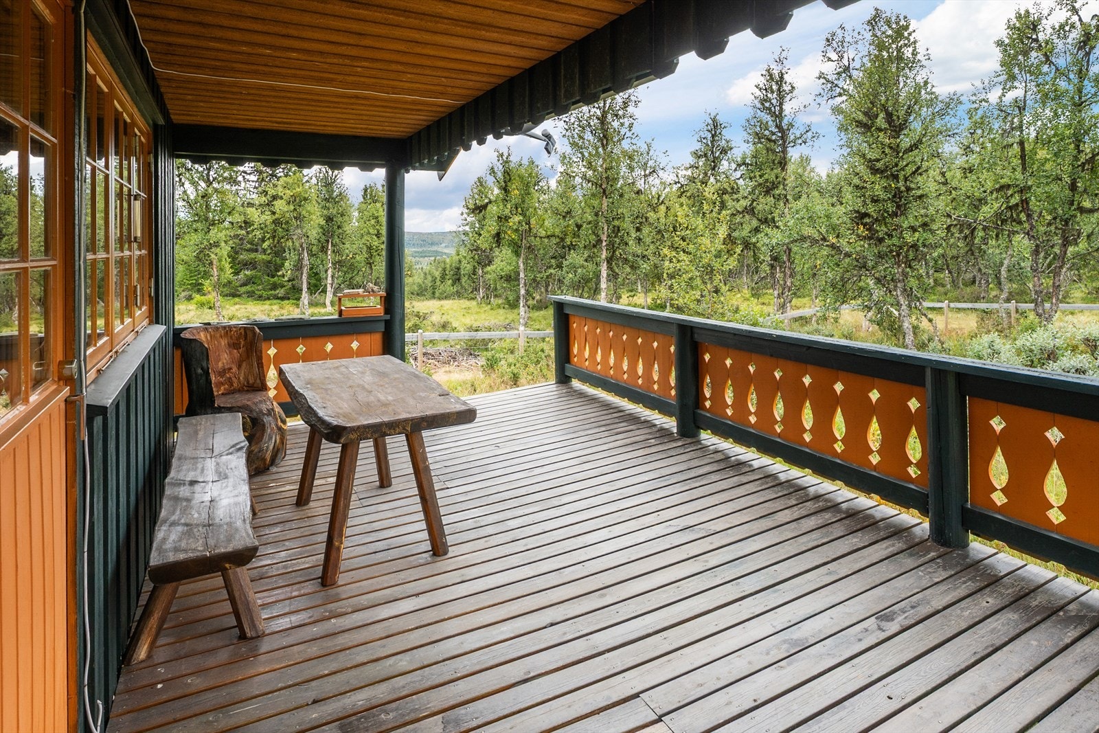 Terrassen er dels overbygd og ligger vendt mot sørvest. Galleribilde