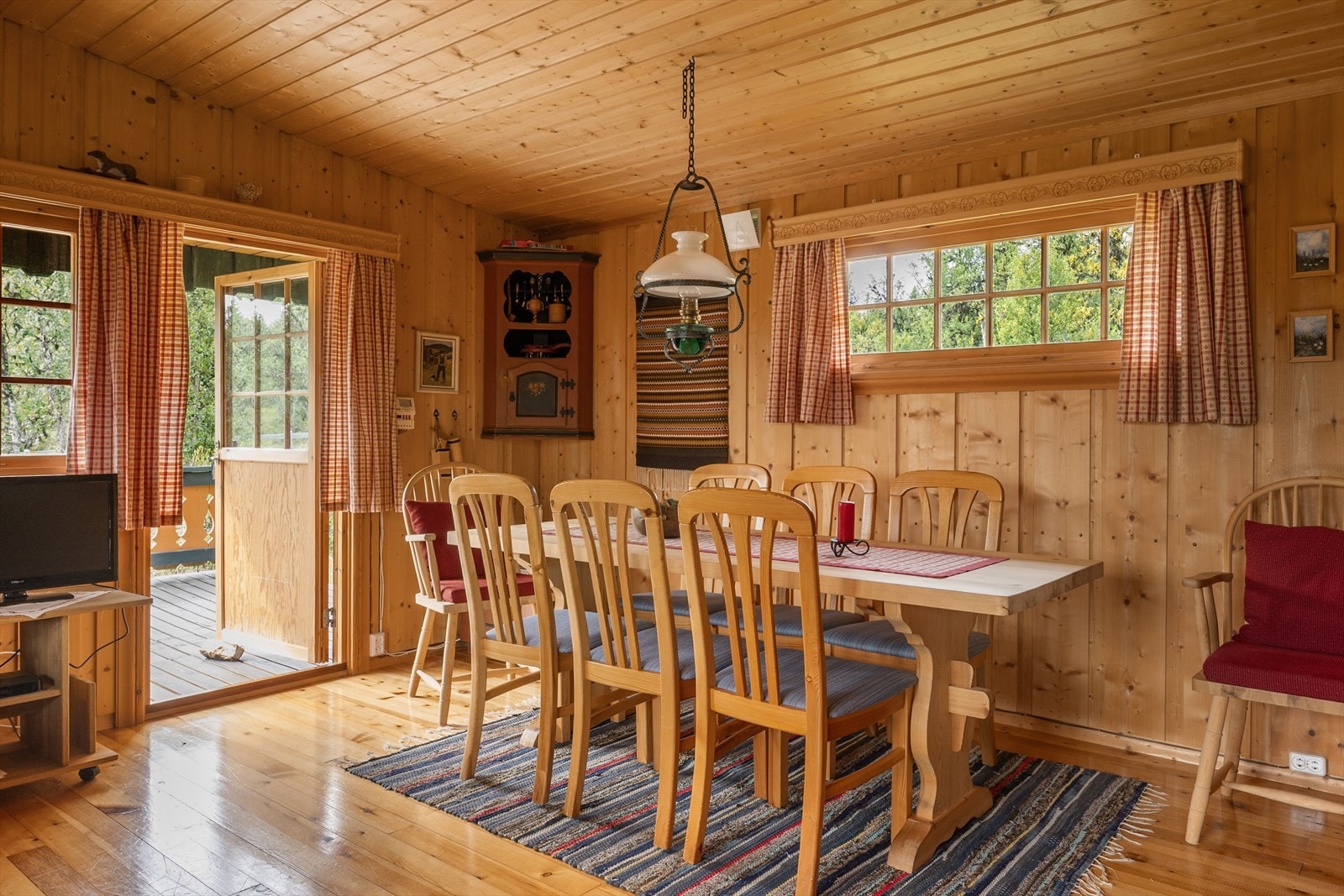 Spiseplassen innbyr til hyggelige måltider og det er god plass til flere rundt bordet. Galleribilde
