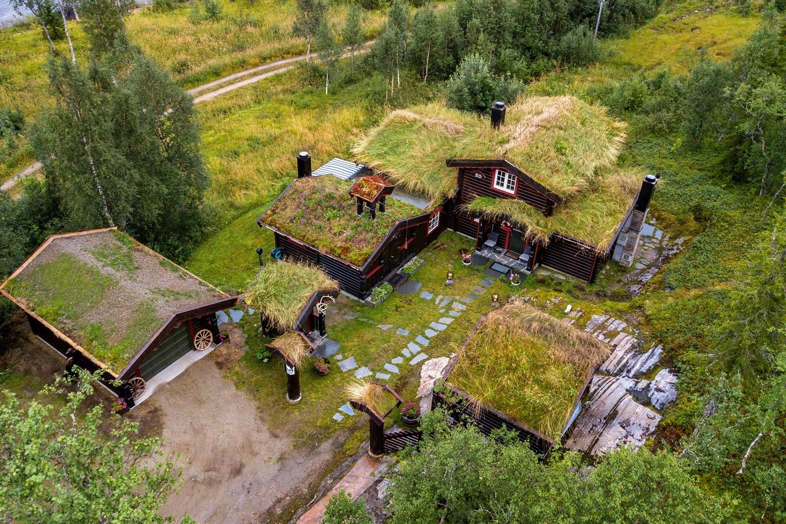 Nydelig tun med torvtak og at alle bygningene som er i samme stil. Garasje med portåpner. Dette må du ikke gå glipp av. Husk visningspåmelding! Galleribilde