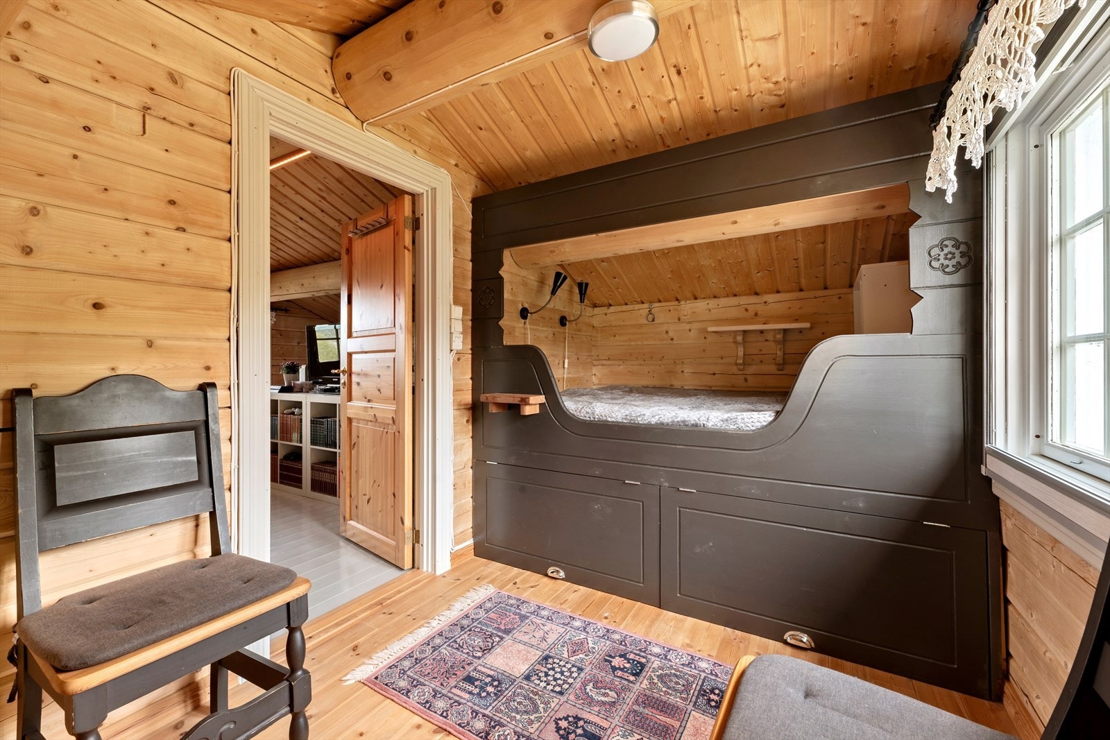 Soverom nr. 3. Det er totalt 3 soverom i hytta med totalt ca. 10 sengeplasser. Galleribilde