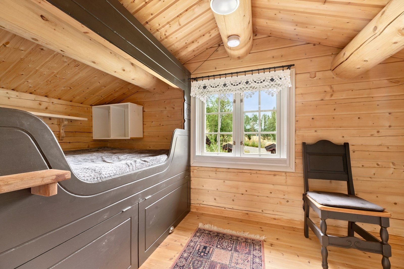 Soverom nr. 3. Romslig soverom på loft. Her finner du en flott og stor plassbygd seng med praktisk oppbevaringsplass under. Galleribilde