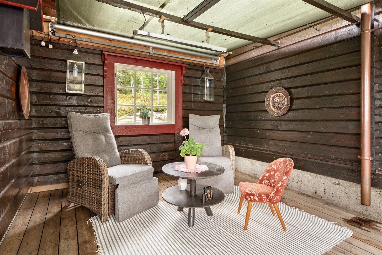 Uteplass "sommerstue" som er fin å bruke, også på regnværsdager. Legg merke til terrassevarmeren. Det er montert en praktisk "dør" med vindu som har utgang til tunet. Galleribilde