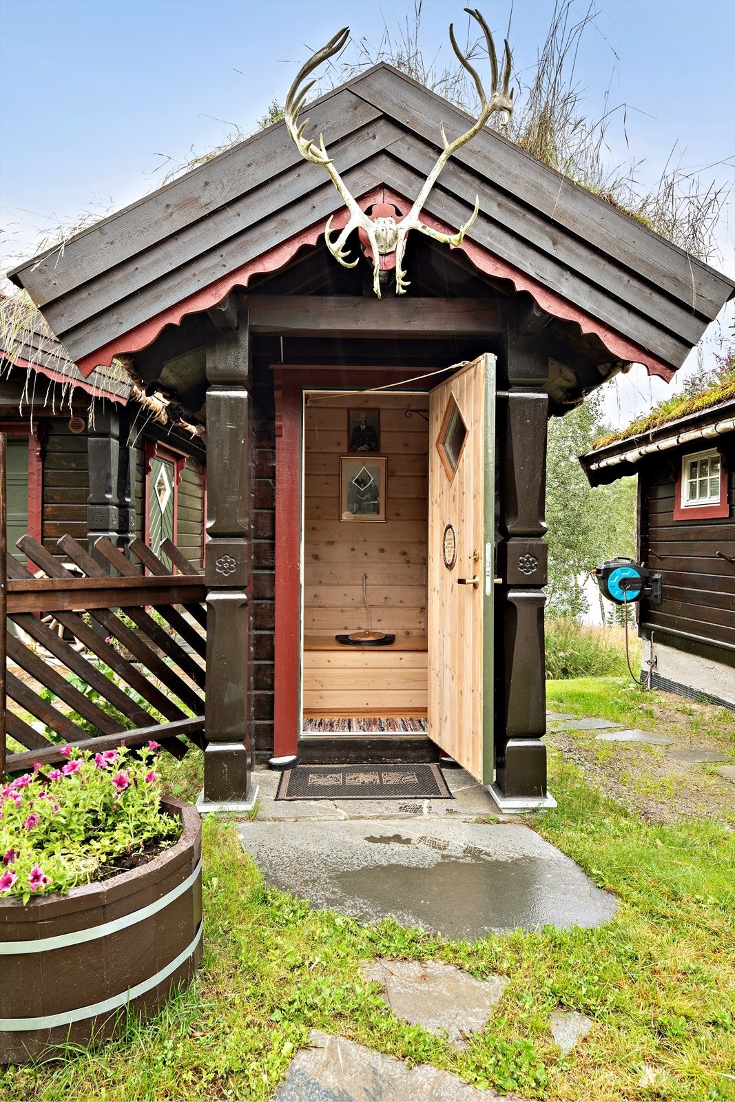 "Utedass" med bilde av kongefamilien er et "must" på en plass som denne. Det fins selvfølgelig også forbrenningstoalett innvendig i hytta. Galleribilde