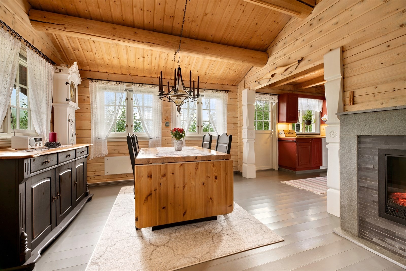 Spisestue er plassert mellom stue og kjøkken. Her er det hyggelig å samles til måltider og sosial hygge. Hytta kan selges med alle møbler. Galleribilde