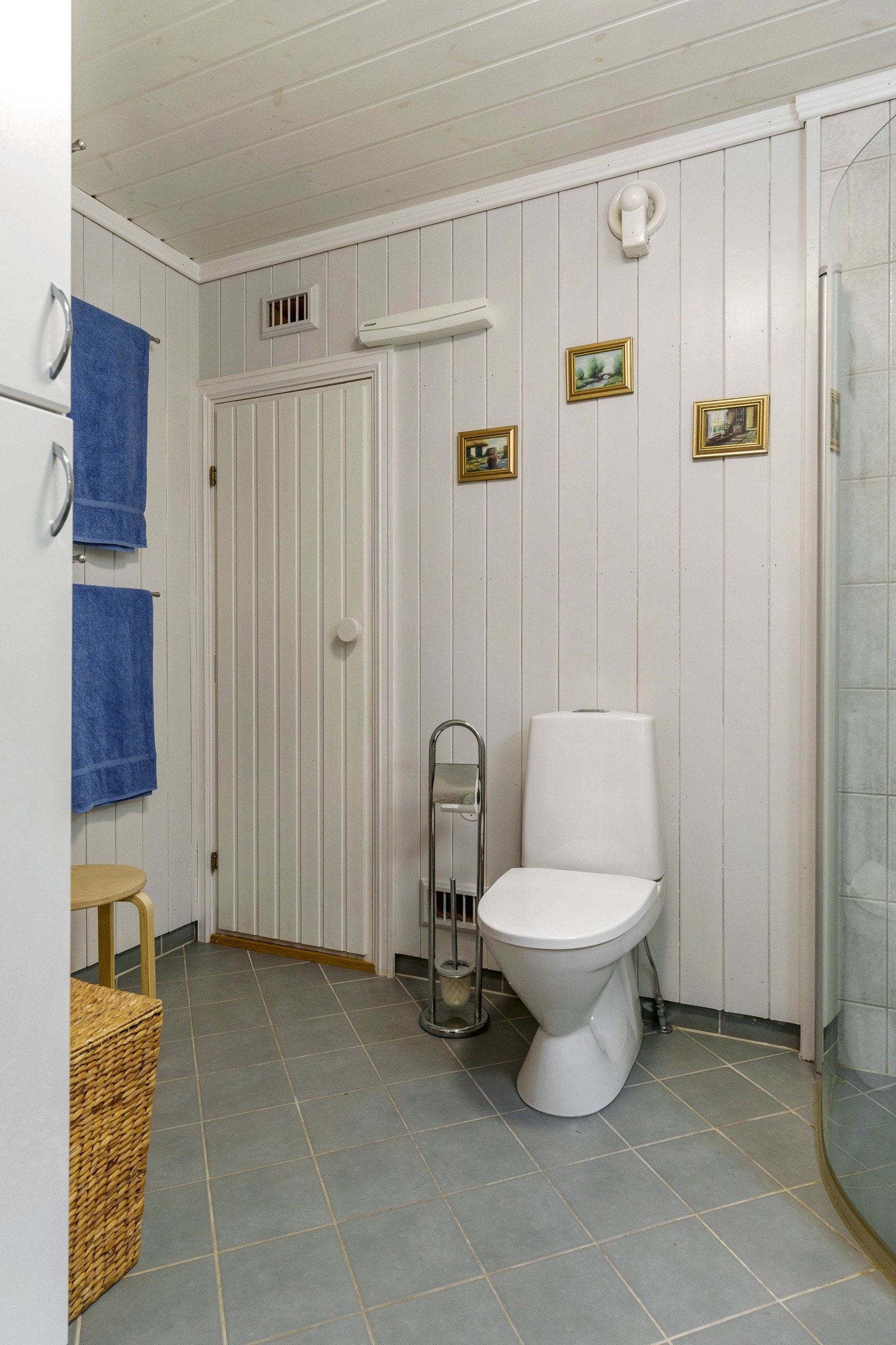 Badet er av godt størrelse og utstyrt med baderomsinnredning med høyskap og innredning med helstøpt servantplate, klosett og dusjhjørne med innfellbare dusjvegger. Galleribilde