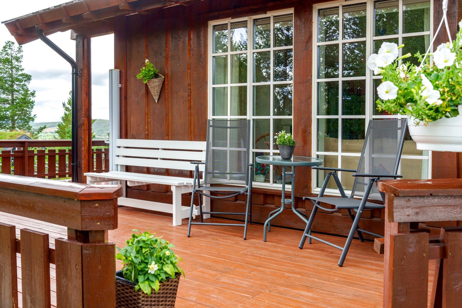 Det er totalt 40 m² terrasse som omkranser deler av hytta, hvorav noe er takoverbygget. Galleribilde