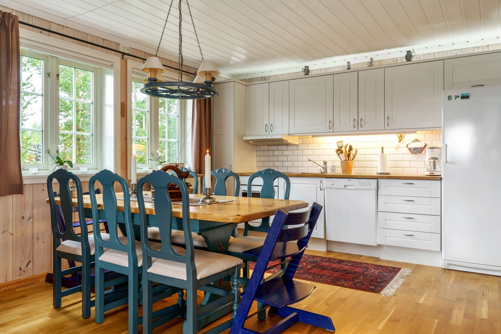 Tidløs kjøkkeninnredning med profilerte fronter og heltre eik benkeplate. Galleribilde