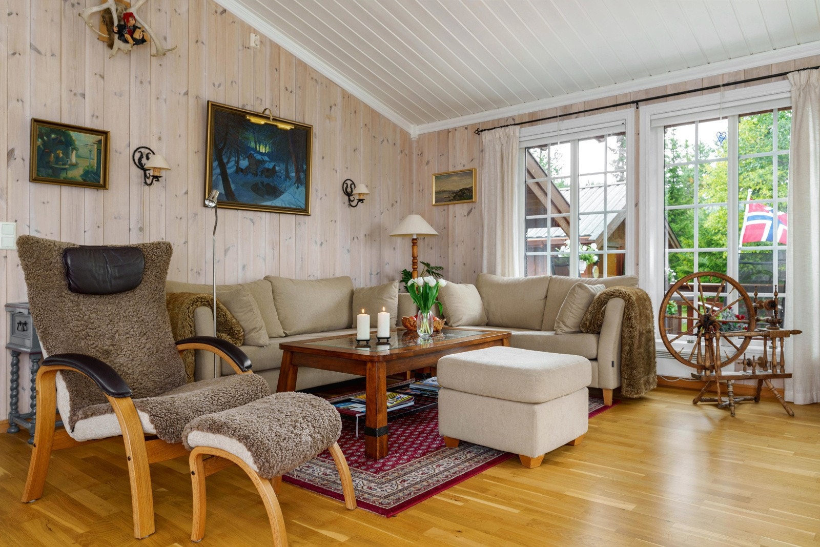 Stuen og kjøkkenet danner et åpent og lyst oppholdsrom med gode vindusflater. Galleribilde