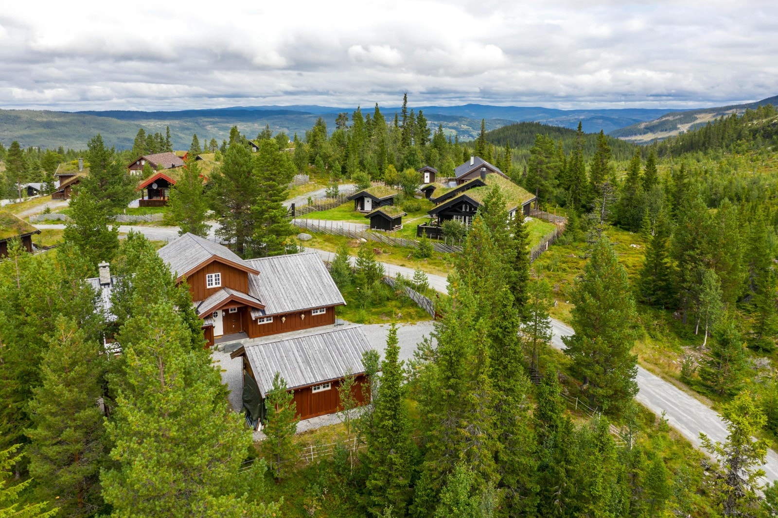 Hytta er bygget med flotte materialer og med god håndverksmessig utførelse der hele leveransen kommer fra lokale håndverkere. Galleribilde