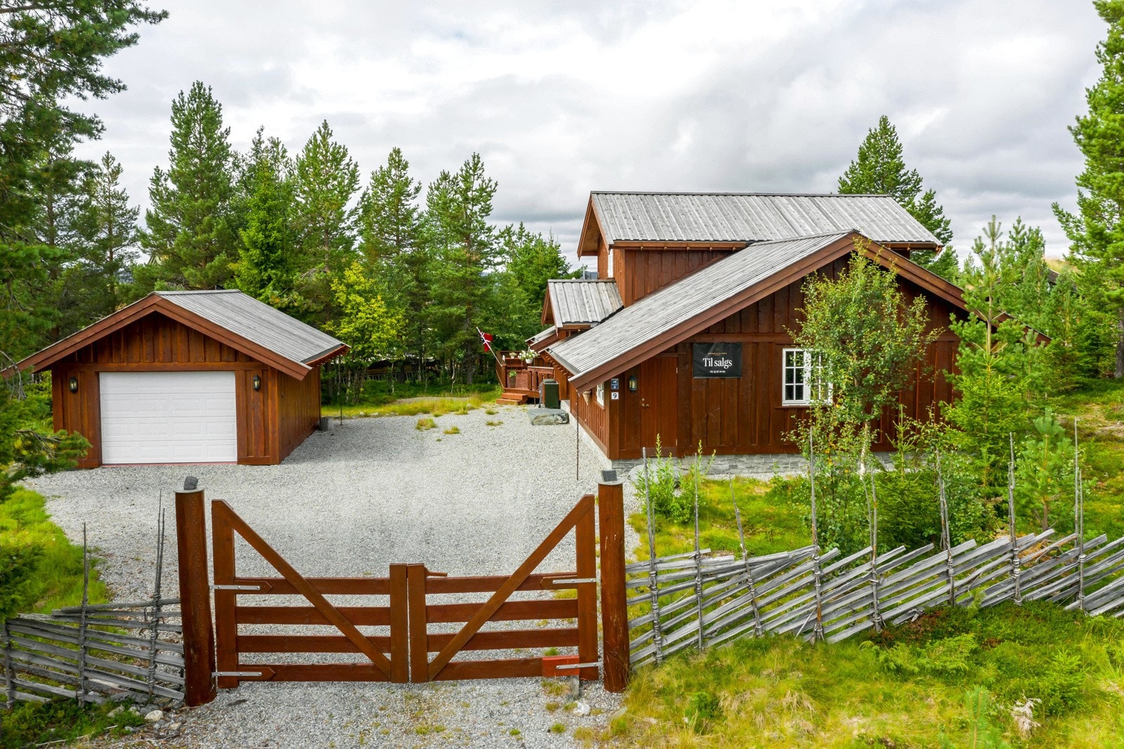 Privatmegleren Hallingdal v/ June Langeland har gleden av å presentere en flott og arkitekttegnet hytte m/garasje beliggende på attraktive Trollset! Galleribilde